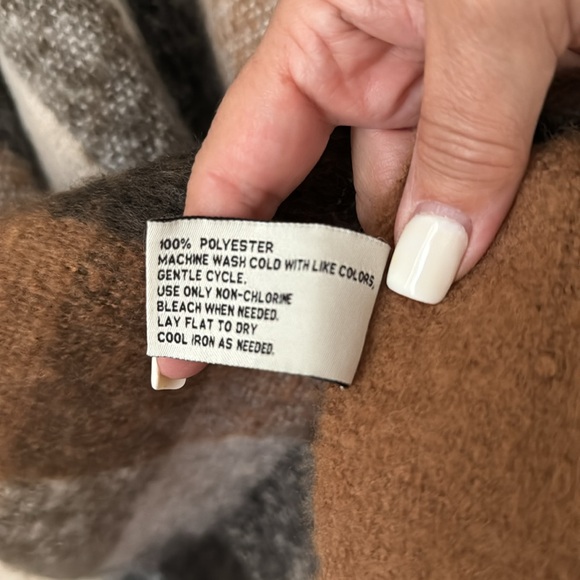 Poncho - Picture 4 of 5